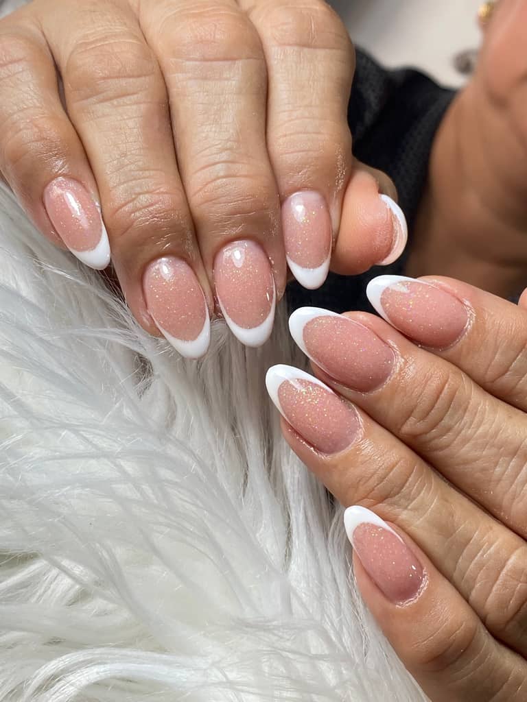 Diseño de uñas rosadas con puntas blancas, portafolio de Jazz