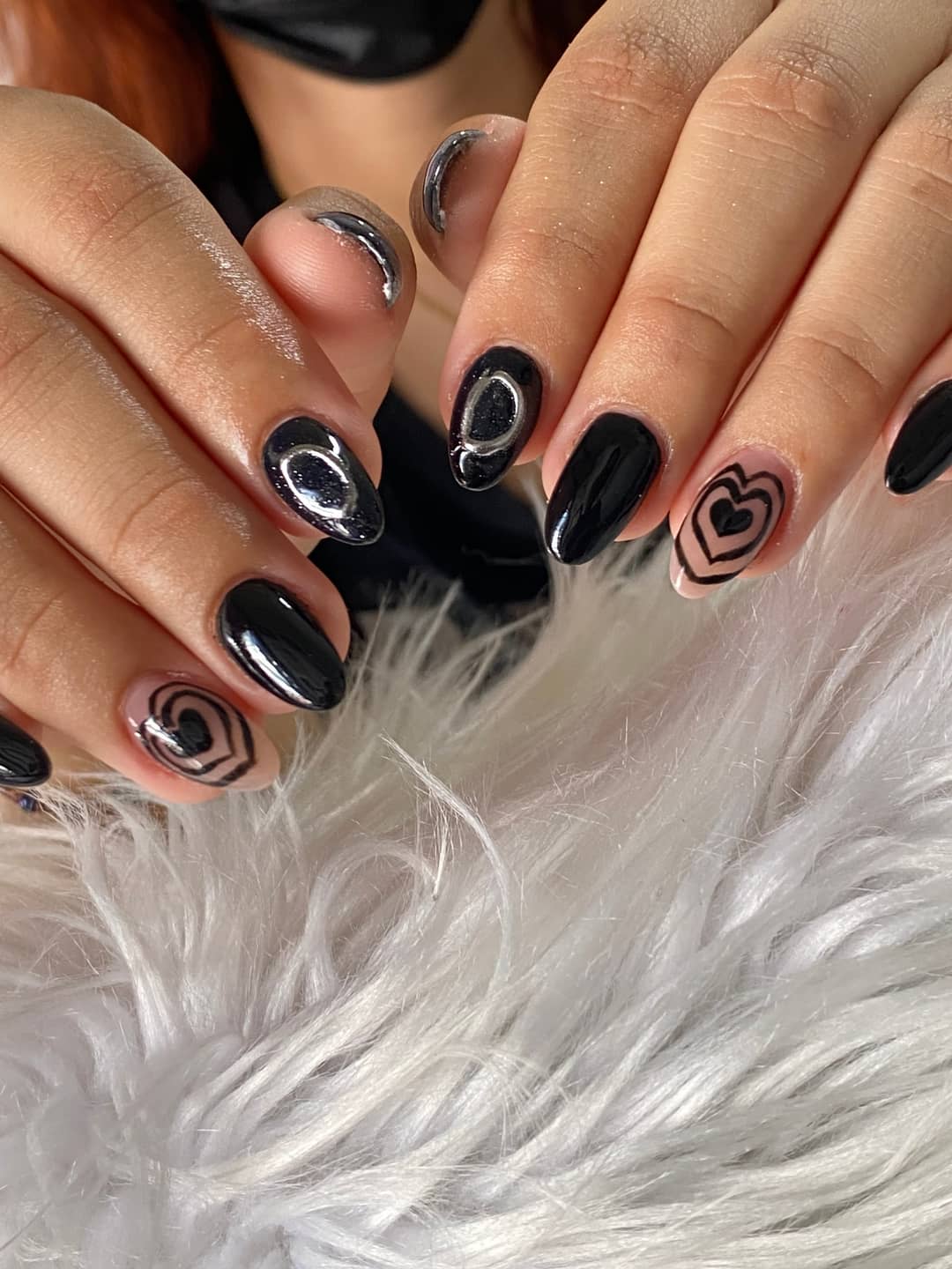 Diseño de uñas negras con detalles plateados y corazones, portafolio de Jazz
